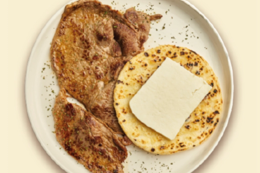 Carne Asada con Arepa con Queso