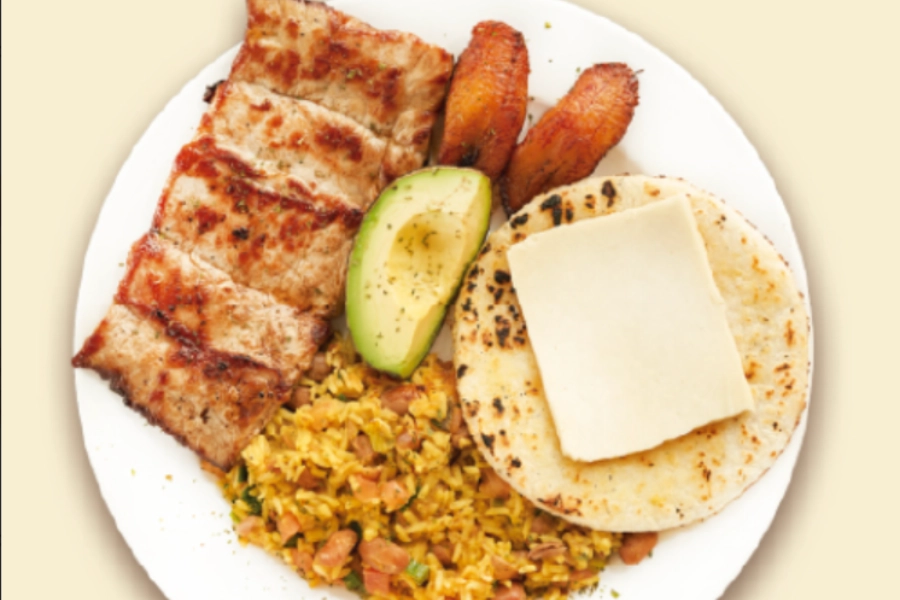 Calentado y Lomo Con Arepa con Queso