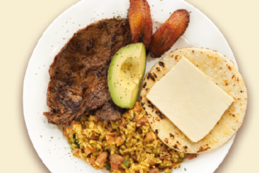Calentado y Carne Asada Con Arepa con Queso