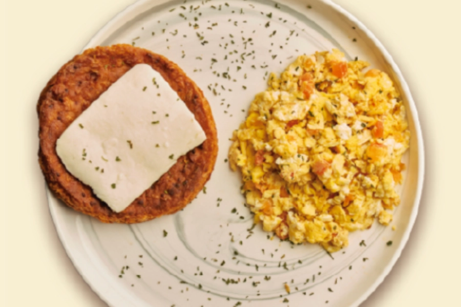 Huevos al Gusto con arepa con queso