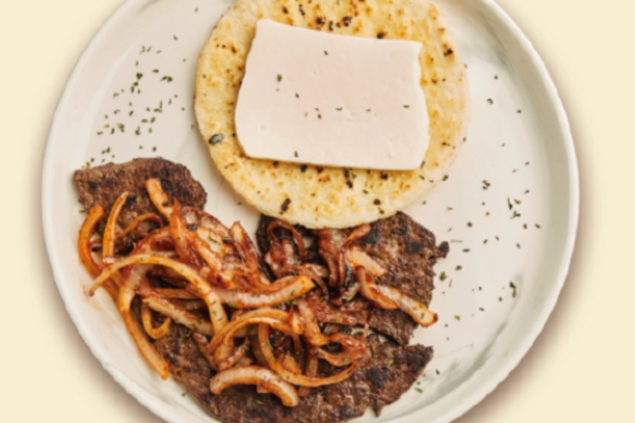 Hígado Encebollado con Arepa con Queso