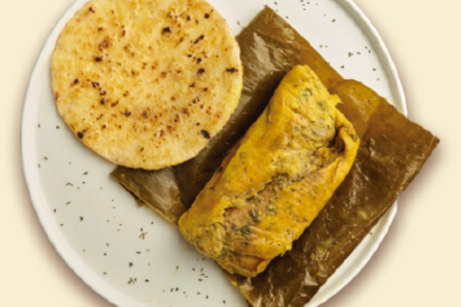 Tamal con Arroz o Arepa