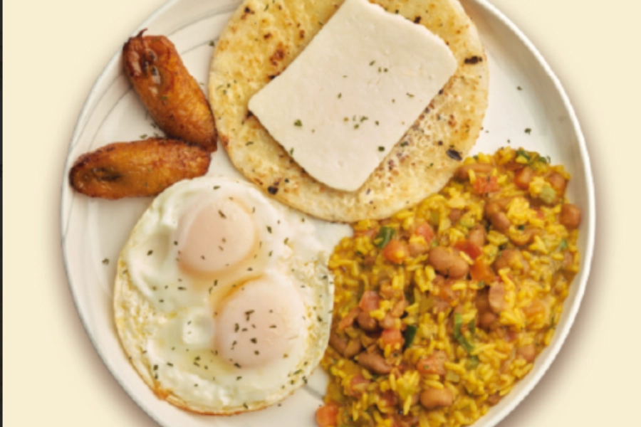 Calentado y Huevos al Gusto Con Arepa con Queso